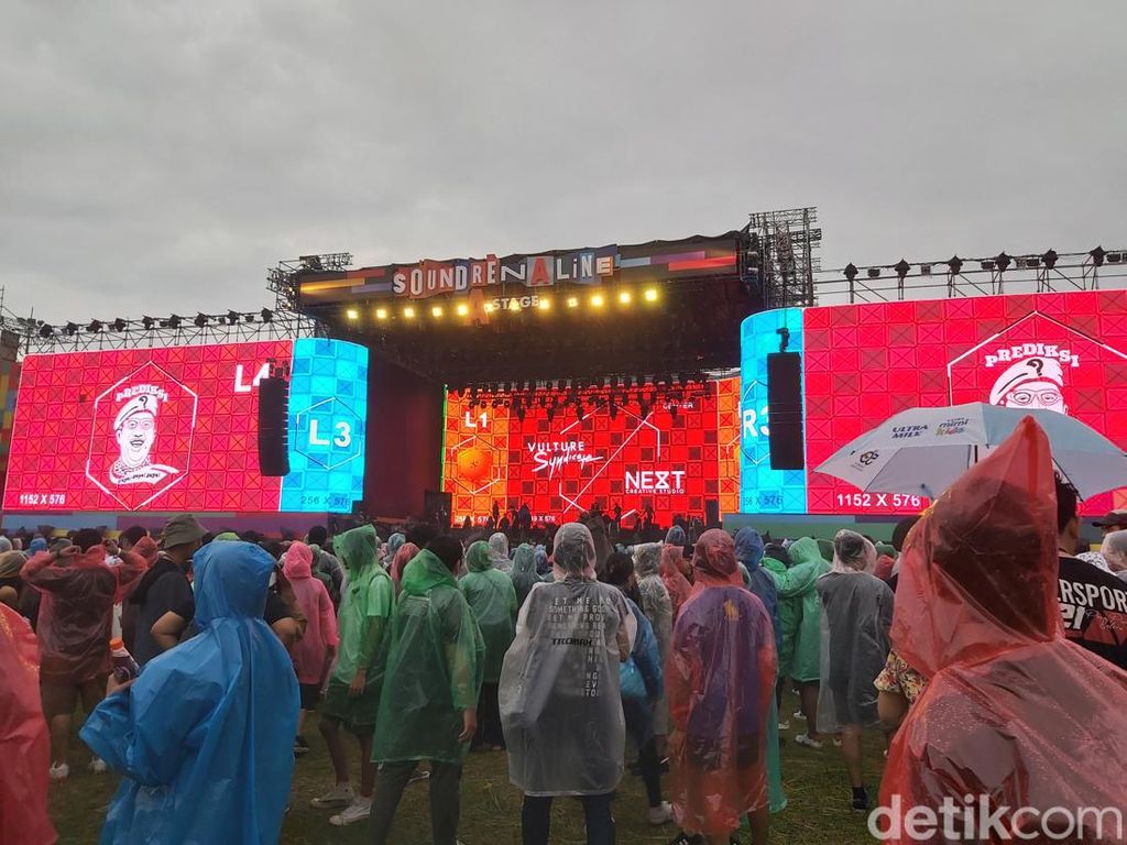 Suasana Hari Pertama Soundrenaline 2022 yang Diguyur Hujan Deras