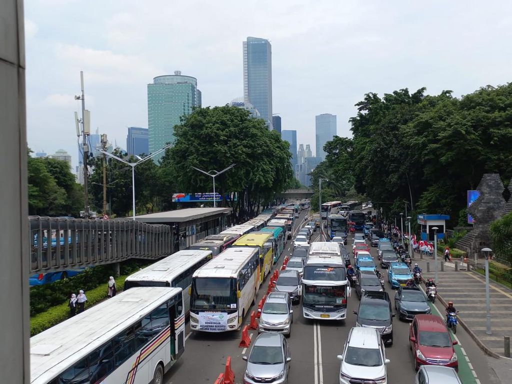 Jalan Jenderal Sudirman Macet Parah, Kendaraan Masuk Jalur Bus TransJakarta