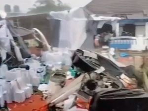 Tenda Pernikahan di Bekasi Ambruk gegara Diterjang Hujan Angin