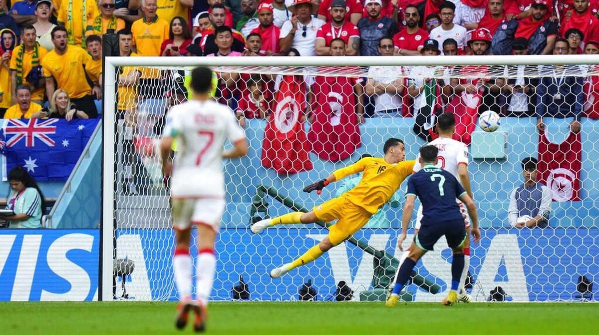 Gol Australia ke gawang Tunisia untuk mengubah skor 1-0. Foto: AP/Petr David Josek