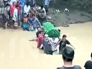 Hanya Butuh Jembatan Agar Warga Seberangkan Jenazah Lewat Sungai Tak Viral Lagi