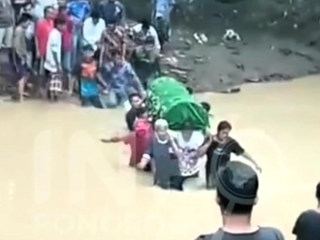 Hanya Butuh Jembatan Agar Warga Seberangkan Jenazah Lewat Sungai Tak Viral Lagi Hanya Butuh Jembatan Agar Warga Seberangkan Jenazah Lewat Sungai Tak Viral Lagi