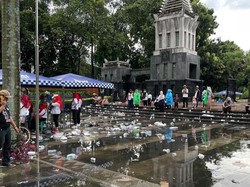 Petugas Kemananan Cerita Sampah di GBK Berserakan Usai Acara Nusantara Bersatu