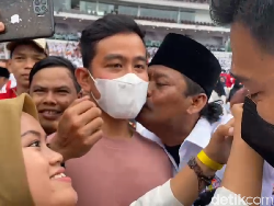 Di Acara Relawan Jokowi, Gibran Dicium Bapak-bapak Berkumis