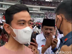 Traumanya Gibran Dicium Bapak-bapak Relawan Jokowi Saat Mampir di GBK