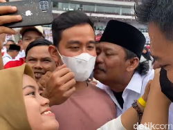 Momen Bapak Berkumis Relawan Jokowi Bikin Gibran Trauma Gegara Cium Pipi