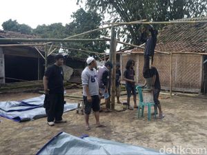 Korban Gempa-Relawan Gotong Royong Bangun Masjid Darurat di Cianjur
