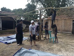 Korban Gempa-Relawan Gotong Royong Bangun Masjid Darurat di Cianjur