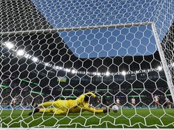 Penyelamatan ini juga krusial karena Arab Saudi terus membangun momentum. Mereka mendesak Polandia dan gol berpeluang membuat tekanan untuk Szczesny dkk membesar. (Foto: AFP via Getty Images/ANDREJ ISAKOVIC)