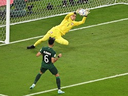 Bukan cuma menghentikan penalti, Szczesny juga mengagalkan peluang Arab Saudi dari bola rebound yang didapatkan Mohammed Al Breik. Padahal tembakan Al Breik begitu deras dan dari jarak sedekat ini. (Foto: AFP via Getty Images/MANAN VATSYAYANA)