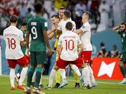 Tak ayal skuad Polandia pun langsung memeluk Szczesny atas dua penyelamatan krusialnya tadi. Polandia sendiri pada akhirnya meredakan tekanan Arab Saudi dengan gol lain yang dibuat oleh Robert Lewandowski. (Foto: DeFodi Images via Getty Images/DeFodi Images)