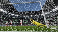 Szczesny menepis tembakan Al Breik dengan ujung jarinya, cukup untuk membuat bola terlontar ke atas mistar gawang. (Foto: AFP via Getty Images/ANDREJ ISAKOVIC)