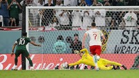 Szczesny melakukan penyelamatan krusial, saat menghalau sepakan penalti Salem Al Dawsari di akhir babak pertama. Penyelamatan itu menjaga keunggulan Polandia yang didapatkan dari Piotr Zielinski. (Foto: DeFodi Images via Getty Images/DeFodi Images)