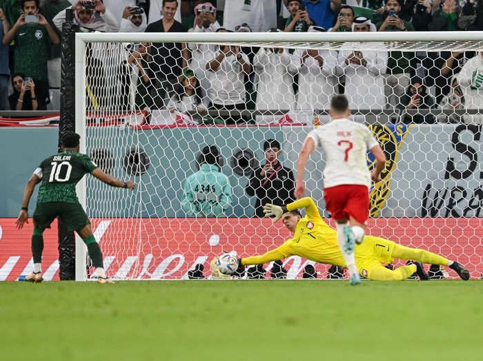 AL RAYYAN, QATAR - NOVEMBER 26: goalkeeper Wojciech Szczesny of Poland Holds the penalty during the FIFA World Cup Qatar 2022 Group C match between Poland and Saudi Arabia at Education City Stadium on November 26, 2022 in Al Rayyan, Qatar. (Photo by Harry Langer/DeFodi Images via Getty Images)