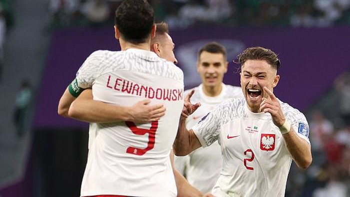 AL RAYYAN, QATAR - NOVEMBER 26: Matty Cash (R) of Poland celebrates after their first goal by Piotr Zielinski during the FIFA World Cup Qatar 2022 Group C match between Poland and Saudi Arabia at Education City Stadium on November 26, 2022 in Al Rayyan, Qatar. (Photo by Michael Steele/Getty Images)