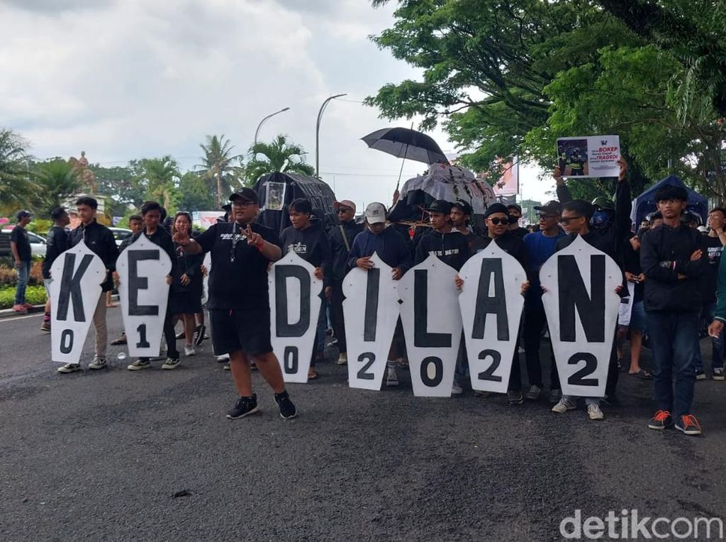 Aksi Aremania Usut Tragedi Kanjuruhan: Blokade Jalan hingga Pasang Batu Nisan