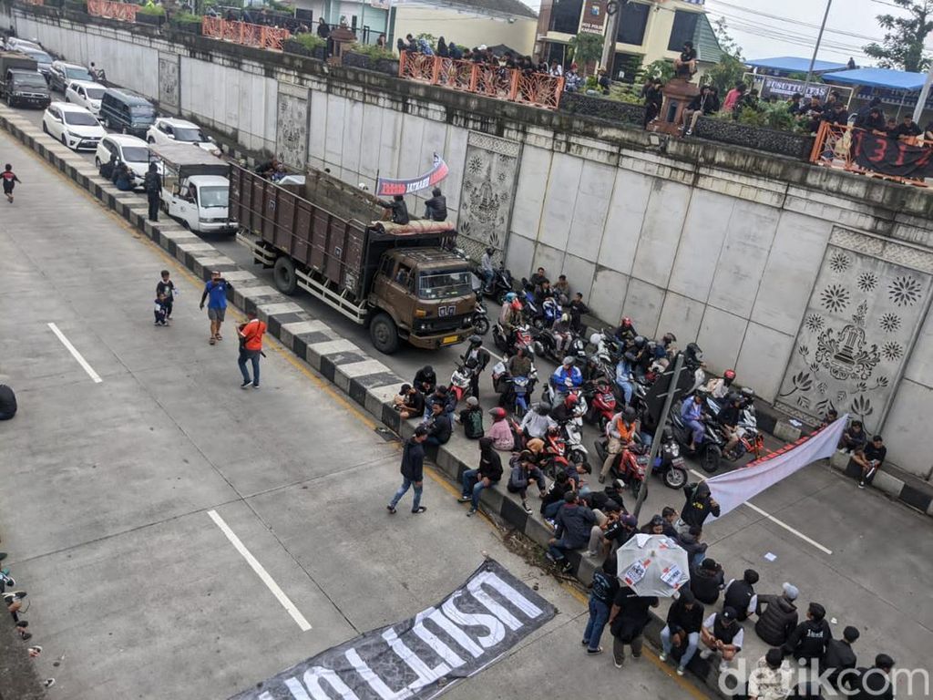 Imbas Aksi Usut Tragedi Kanjuruhan, Akses Tol Terblokir-Lalin Malang Macet