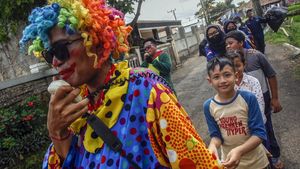 Aksi Badut Hibur Anak-anak di Lokasi Gempa Cianjur