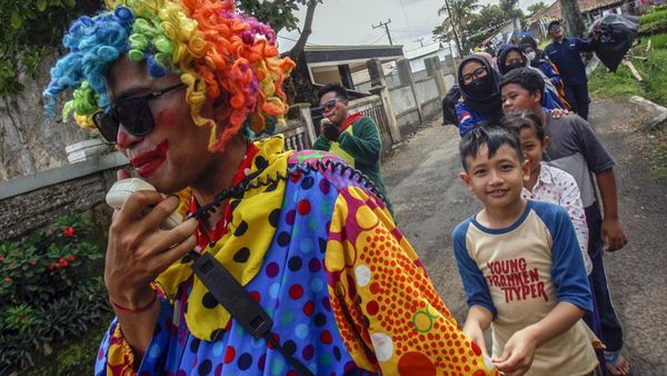 Aksi Badut Hibur Anak-anak di Lokasi Gempa Cianjur