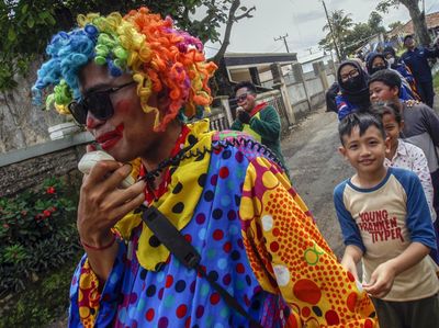 Aksi Badut Hibur Anak-anak di Lokasi Gempa Cianjur