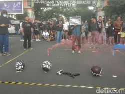 Teaterikal Pecah Balon Tutup Aksi Aremania Usut Tuntas Tragedi Kanjuruhan