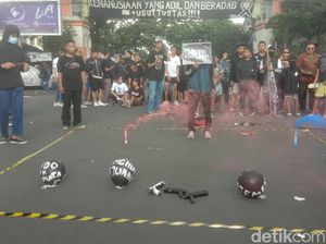Teaterikal Pecah Balon Tutup Aksi Aremania Usut Tuntas Tragedi Kanjuruhan Teaterikal Pecah Balon Tutup Aksi Aremania Usut Tuntas Tragedi Kanjuruhan