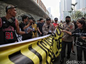Bubarkan Tolak RKUHP di CFD, Polisi Minta Massa Taati Aturan Berpendapat Bubarkan Tolak RKUHP di CFD, Polisi Minta Massa Taati Aturan Berpendapat