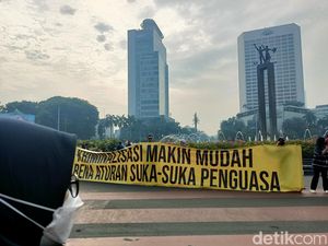 Spanduk Tolak RKUHP Membentang di CFD Bundaran HI Pagi Ini Spanduk Tolak RKUHP Membentang di CFD Bundaran HI Pagi Ini