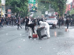 Aremania Bersihkan Sendiri Sampah Sisa Aksi Usut Tuntas Tragedi Kanjuruhan