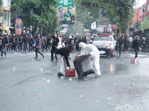 Aremania Bersihkan Sendiri Sampah Sisa Aksi Usut Tuntas Tragedi Kanjuruhan Aremania Bersihkan Sendiri Sampah Sisa Aksi Usut Tuntas Tragedi Kanjuruhan
