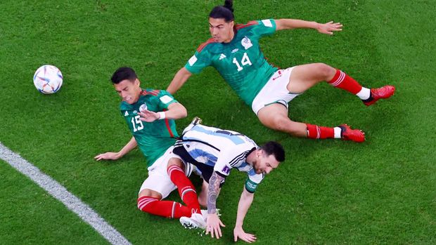 Soccer Football - FIFA World Cup Qatar 2022 - Group C - Argentina v Mexico - Lusail Stadium, Lusail, Qatar - November 26, 2022 Argentina's Lionel Messi in action with Mexico's Hector Moreno and Erick Gutierrez REUTERS/Fabrizio Bensch