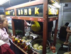 Diserbu Pembeli! Bakso Beranak dan Mercon Super Jumbo di Denpasar