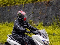 5 Cara Aman Berkendara Motor Matic saat Kondisi Hujan