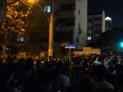 Protes Kontrol Covid-19 Meluas di China Dipicu Kebakaran Urumqi