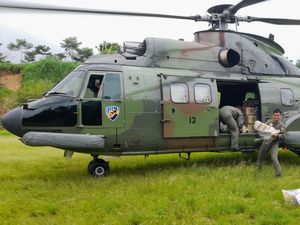 TNI AU Kirim Bantuan Korban Gempa Cianjur di Daerah Terisolir Pakai Heli