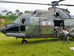 TNI AU Kirim Bantuan Korban Gempa Cianjur di Daerah Terisolir Pakai Heli