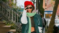 Foto: Gaya Seksi Emily Ratajkowski di Musim Dingin, Konsisten Pamer Perut