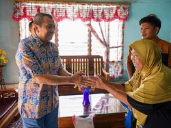 Gubernur Riau Beri Bantuan Beras-Uang Tunai ke Pensiunan PNS Pemprov