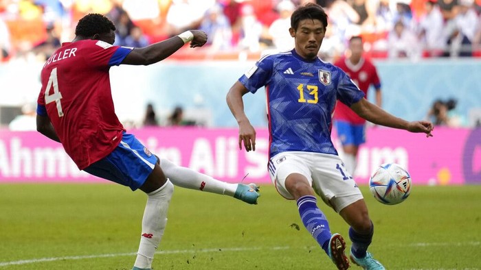 Jepang Vs Kosta Rika 0-1 Costa Rica's Keysher Fuller scores his side's opening goal besides Japan's Hidemasa Morita during the World Cup, group E soccer match between Japan and Costa Rica, at the Ahmad Bin Ali Stadium in Al Rayyan , Qatar, Sunday, Nov. 27, 2022. (AP Photo/Francisco Seco)