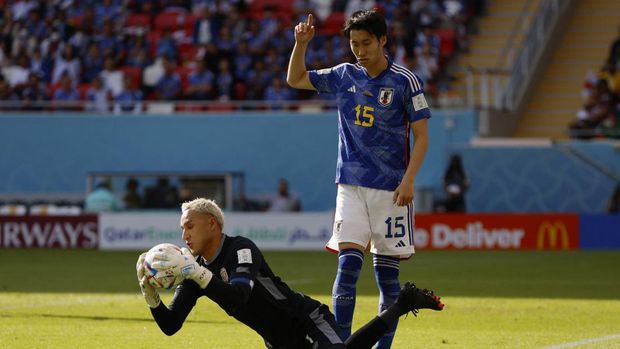 Soccer Football - FIFA World Cup Qatar 2022 - Group E - Japan v Costa Rica - Ahmad Bin Ali Stadium, Al Rayyan, Qatar - November 27, 2022 Costa Rica's Keylor Navas in action with Japan's Daichi Kamada REUTERS/Issei Kato