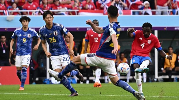 Soccer Football - FIFA World Cup Qatar 2022 - Group E - Japan v Costa Rica - Ahmad Bin Ali Stadium, Al Rayyan, Qatar - November 27, 2022 Costa Rica's Keysher Fuller scores their first goal REUTERS/Dylan Martinez