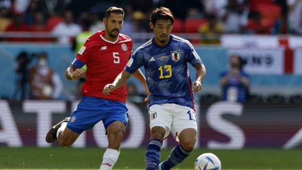 Soccer Football - FIFA World Cup Qatar 2022 - Group E - Japan v Costa Rica - Ahmad Bin Ali Stadium, Al Rayyan, Qatar - November 27, 2022 Japan's Hidemasa Morita in action with Costa Rica's Celso Borges REUTERS/Issei Kato