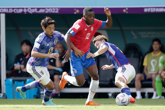 DOHA, QATAR - NOVEMBER 27: Oscar Duarte of Costa Rica battles for possession with Yuki Soma of Japan during the FIFA World Cup Qatar 2022 Group E match between Japan and Costa Rica at Ahmad Bin Ali Stadium on November 27, 2022 in Doha, Qatar. (Photo by Michael Steele/Getty Images)