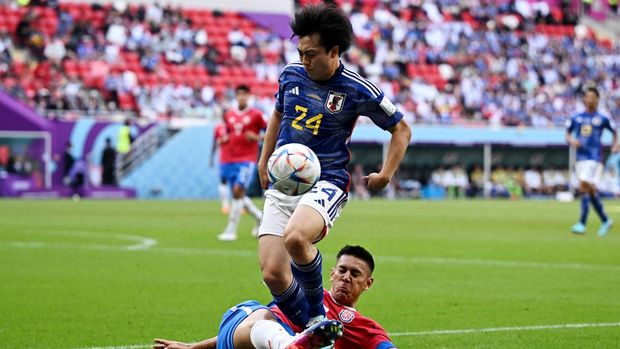 Soccer Football - FIFA World Cup Qatar 2022 - Group E - Japan v Costa Rica - Ahmad Bin Ali Stadium, Al Rayyan, Qatar - November 27, 2022 Japan's Yuki Soma in action with Costa Rica's Oscar Duarte REUTERS/Dylan Martinez