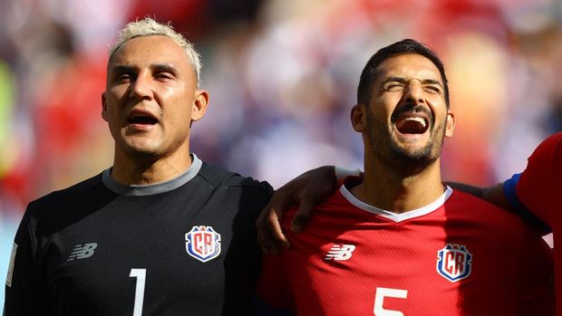 Jepang vs Kosta Rika Soccer Football - FIFA World Cup Qatar 2022 - Group E - Japan v Costa Rica - Ahmad Bin Ali Stadium, Al Rayyan, Qatar - November 27, 2022 Costa Rica's Keylor Navas and Celso Borges during their national anthem before the match REUTERS/Hannah Mckay