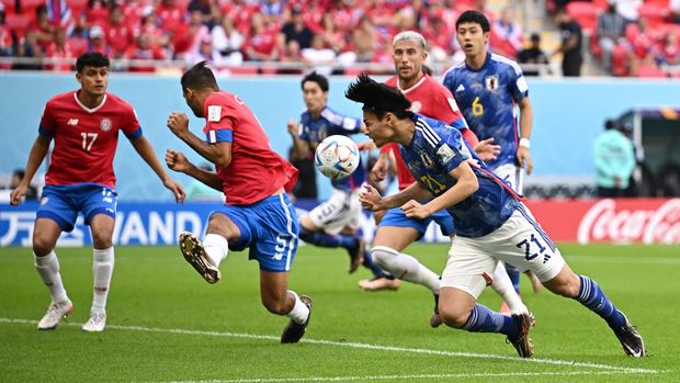Soccer Football - FIFA World Cup Qatar 2022 - Group E - Japan v Costa Rica - Ahmad Bin Ali Stadium, Al Rayyan, Qatar - November 27, 2022 Costa Rica's Celso Borges in action with Japan's Ayase Ueda REUTERS/Dylan Martinez