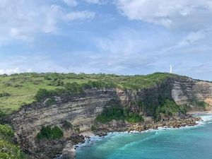 Spot Baru di Pantai Tebing Sekaroh Lombok, Vibesnya Mirip Luar Negeri Spot Baru di Pantai Tebing Sekaroh Lombok, Vibesnya Mirip Luar Negeri