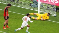 Gol Zakaria Aboukhlal pada menit ke-90+2 kemudian memantapkan kemenangan Maroko. AP/Pavel Golovkin  