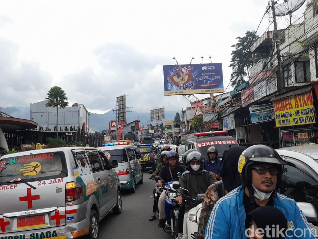 Lalin Arah Puncak Macet, Antrean Kendaraan Mengular di Pasar Cisarua