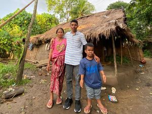 Kisah Pria Difabel di Lombok, Tinggal di Gubuk Bocor-Tidur Beralas Tikar